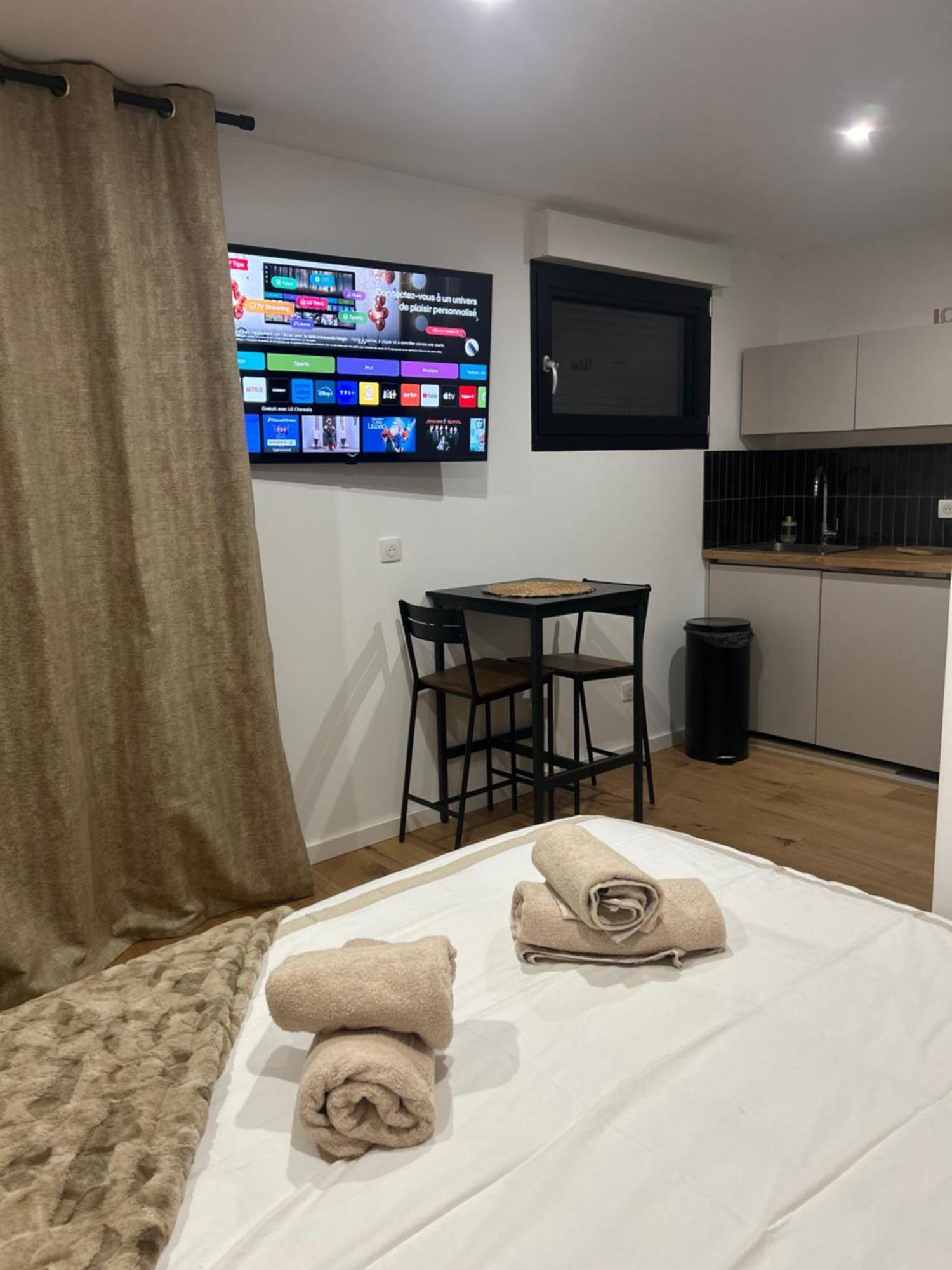 Studio Prestige Avec Terrasse Le Chene Dore Au Coeur Du Centre Touristique Cite Des Loisirs 200 M Du Galaxie,Face Au Snowworld Parking Gratuit Privatif Amnéville Exterior foto